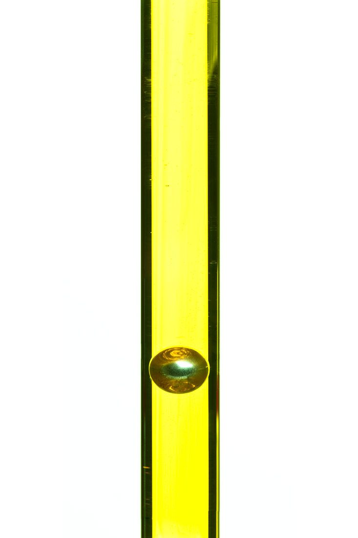 Fotografija prikazuje viskozimetar, uređaj u obliku U-cijevi. Uređajem se mjeri viskoznost (otpor tekućine prema tečenju) tekućina poznate gustoće. U viskozimetru se nalazi staklena kuglica. Mjeri se vrijeme padanja kuglice u tekućini.
