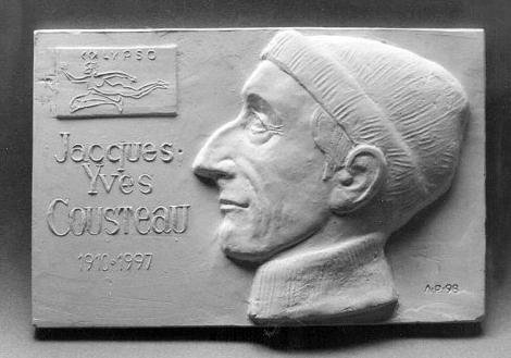 Fotografija prikazuje medalju s likom Jacques-Yves_Cousteaua, poznatog francuskog istraživača mora i redatelja dokumentanih filmova. Lik je prikazan iz profila.