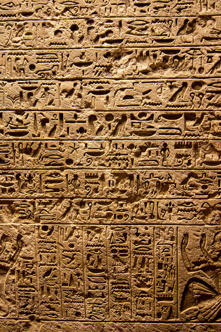 Slika 2. Slika prikazuje ploču u koju su ljudi klesali hijeroglife u Drevnom Egiptu