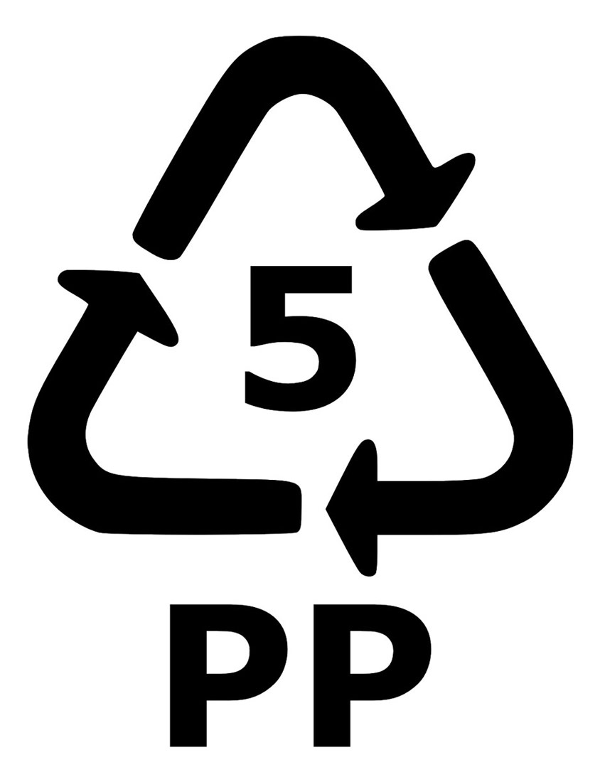 Fotografija prikazuje simbol za recikliranje plastike. Na gornjem dijelu su tri strelice postavljene u obliku trokuta što označava da se taj plastični predmet može reciklirati.. U trokutu je broj 5. U takvoj ambalaži najčešće kupujemo jogurt. Ispod trokuta je natpis PP koji označava vrstu plastike.