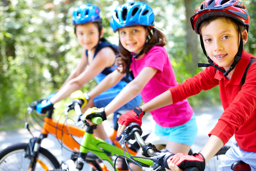 Slikom su prikazana djeca koja voze bicikl.