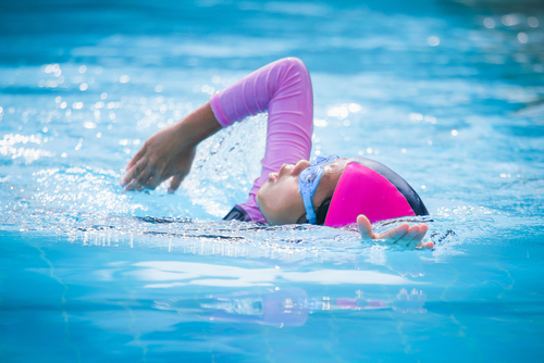 Fotografija prikazuje djevojčicu koja pliva.