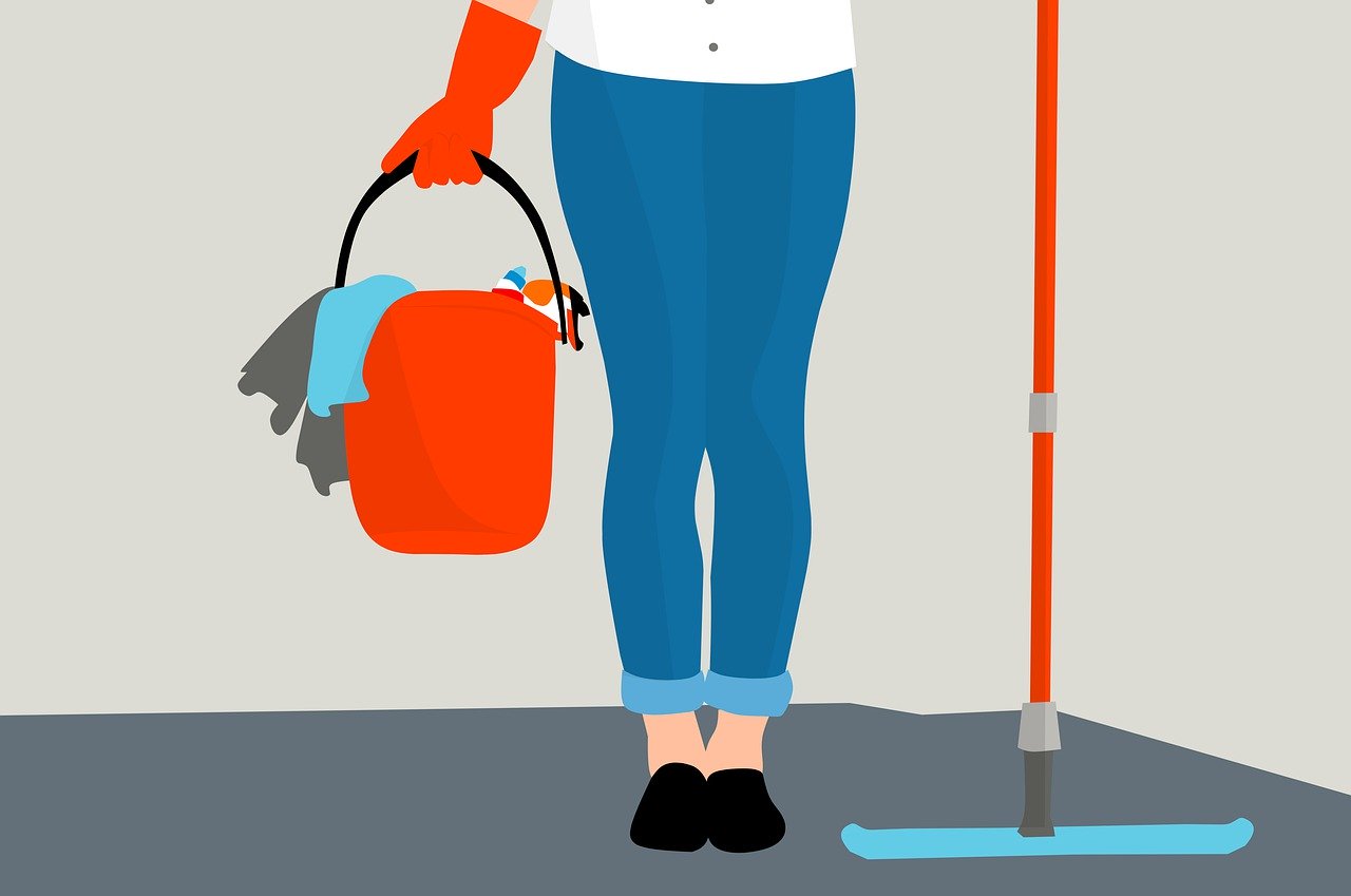 Ilustracijom je prikazana žena s kantom u kojoj su krpe i sredstva za čišćenje te brisač poda.
