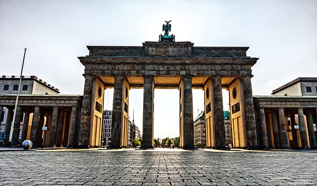 Na slici su prikazana Brandenburška vrata u Berlinu.