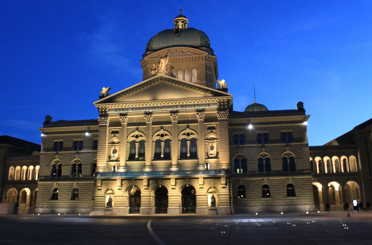 Slika prikazuje kuću parlamenta u Bernu.