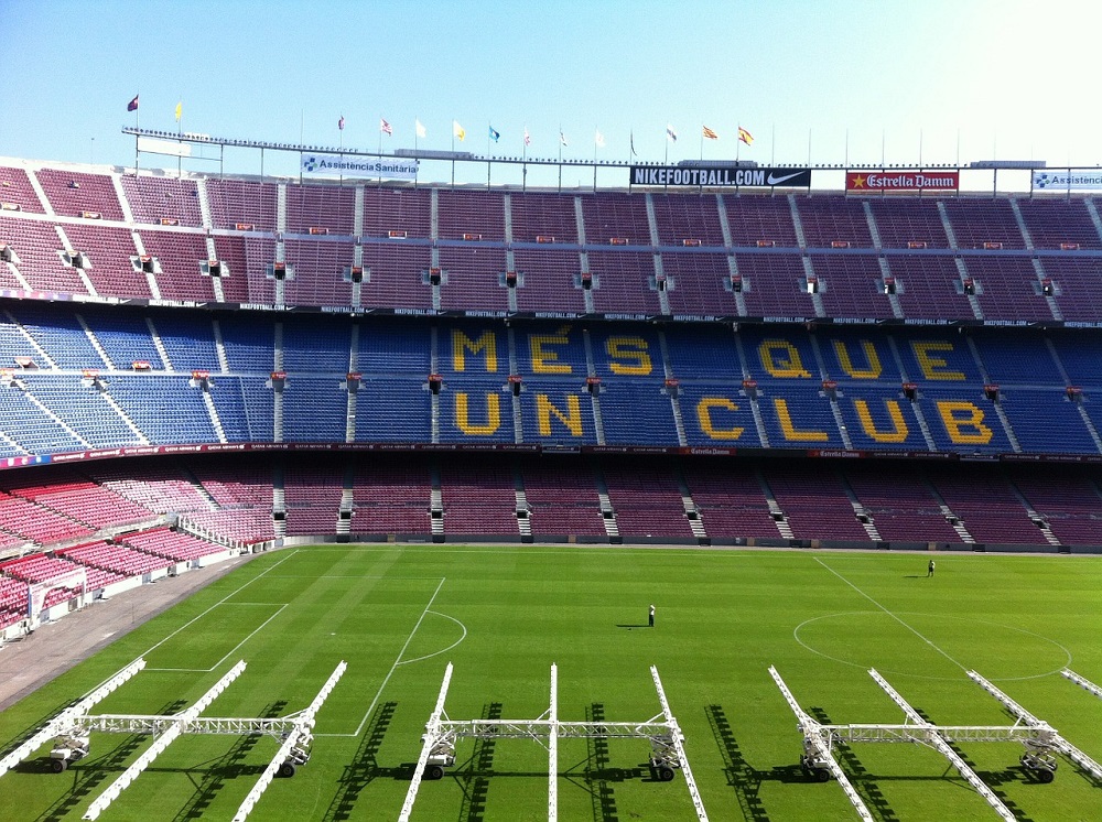 Slika prikazuje nogometni stadion Camp Nou u Barceloni.