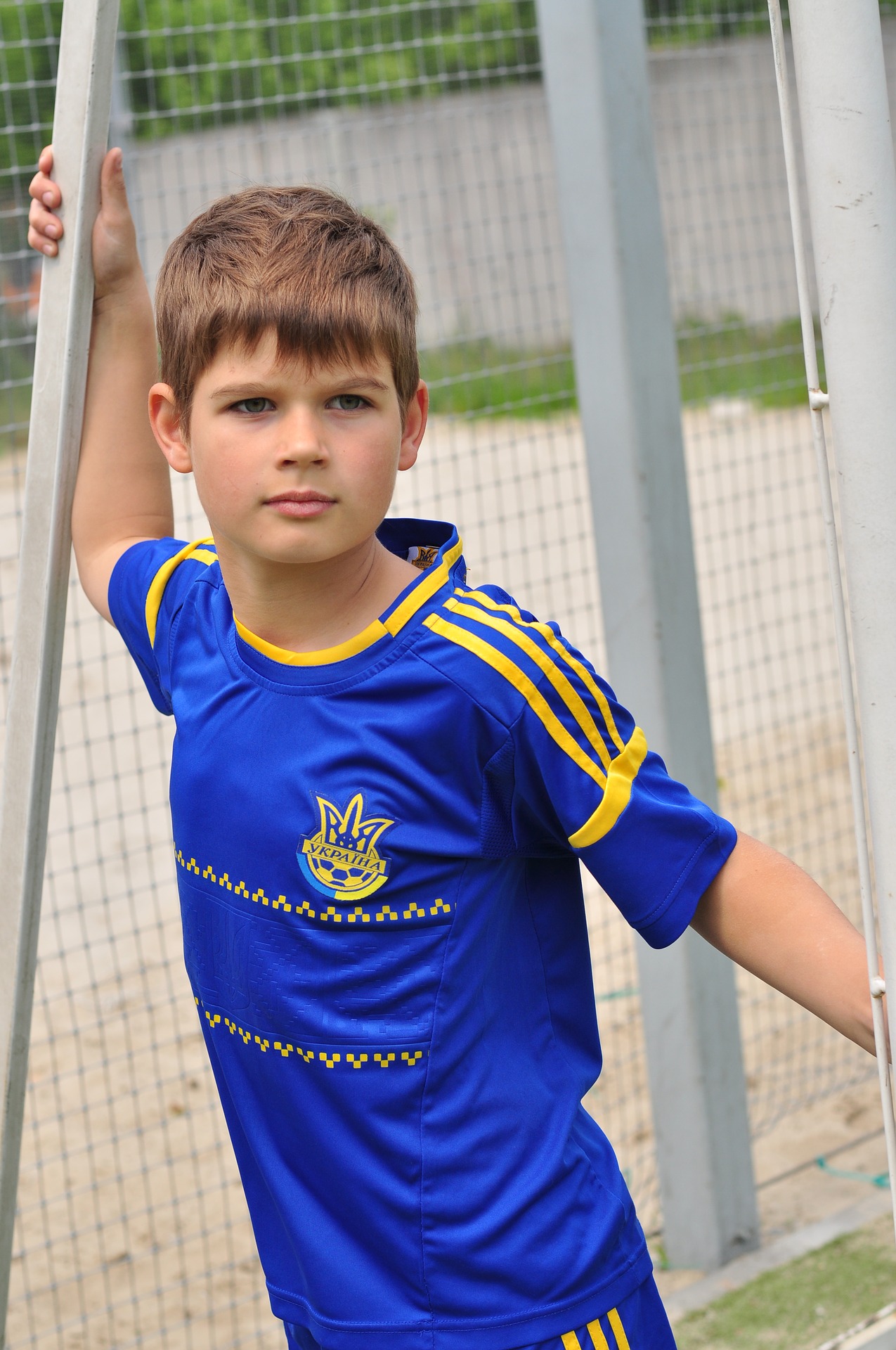 Slikom je prikazan dječak u nogometnom dresu.