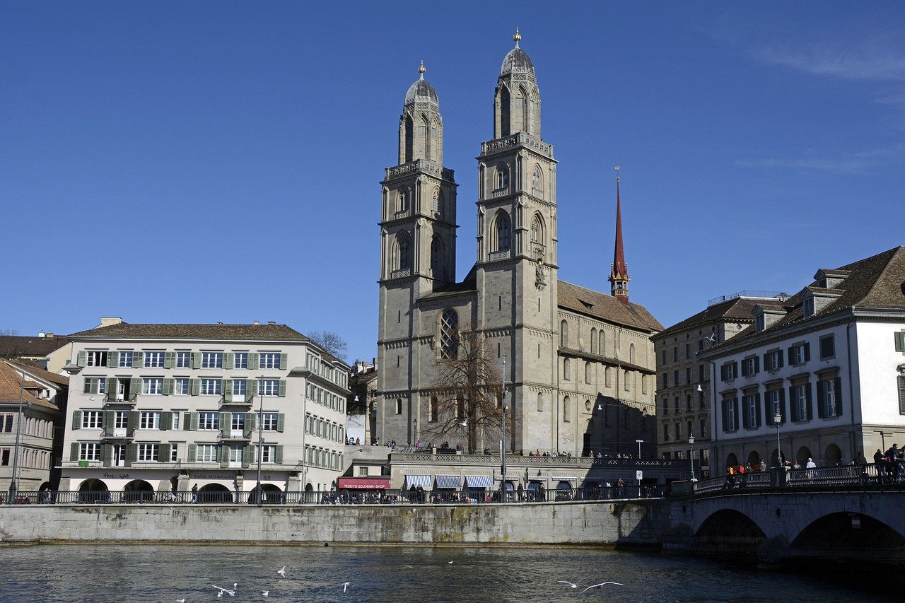 Slika prikazuje crkvu Großmünster u Zürichu.
