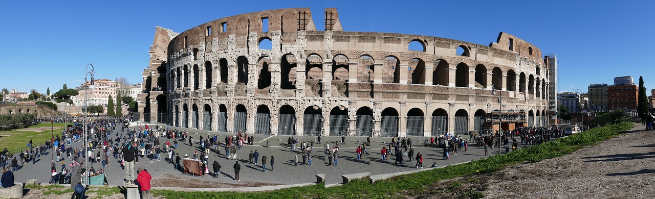Slika prikazuje amfiteatar u Rimu.