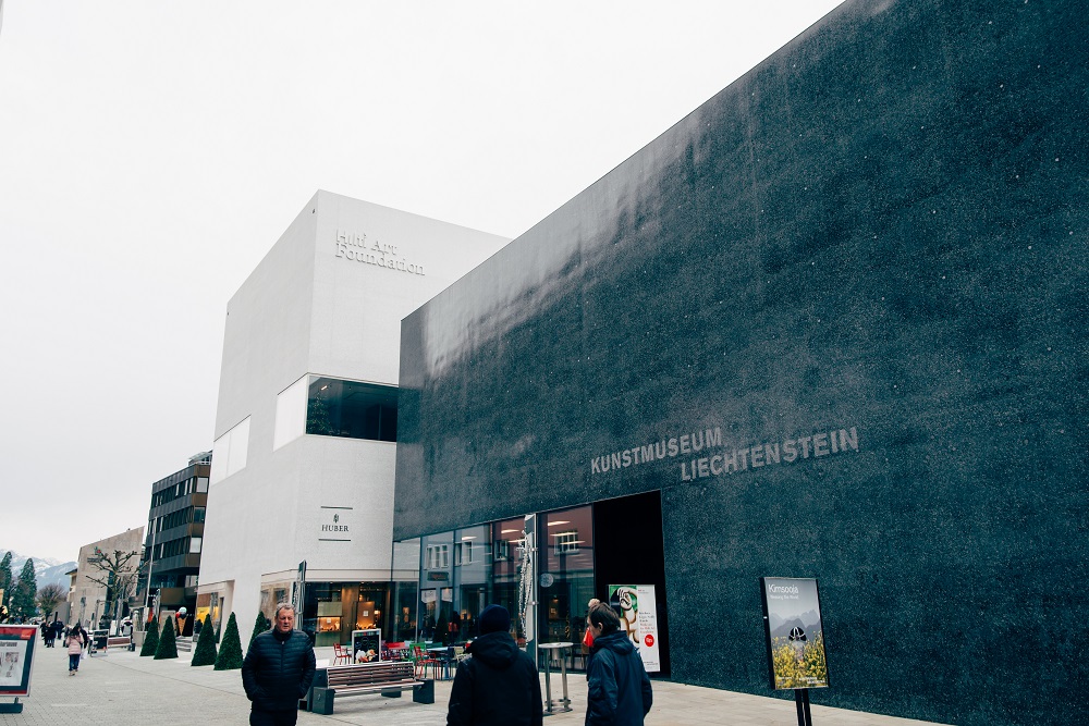 Slika prikazuje umjetnički muzej u Liechtensteinu.