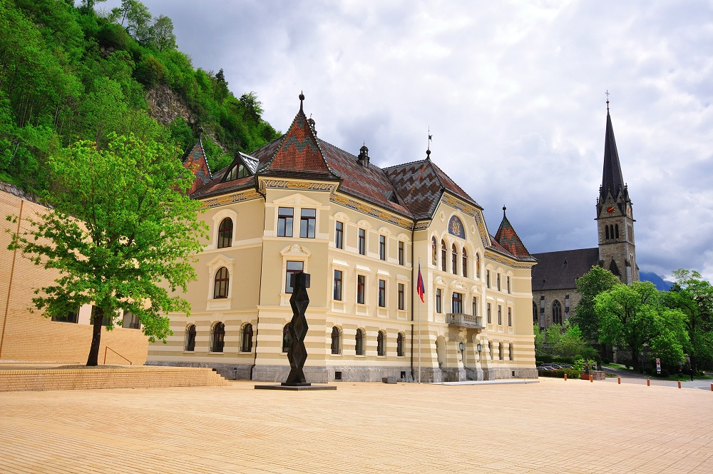 Slika prikazuje zgradu vlade u Vaduzu.