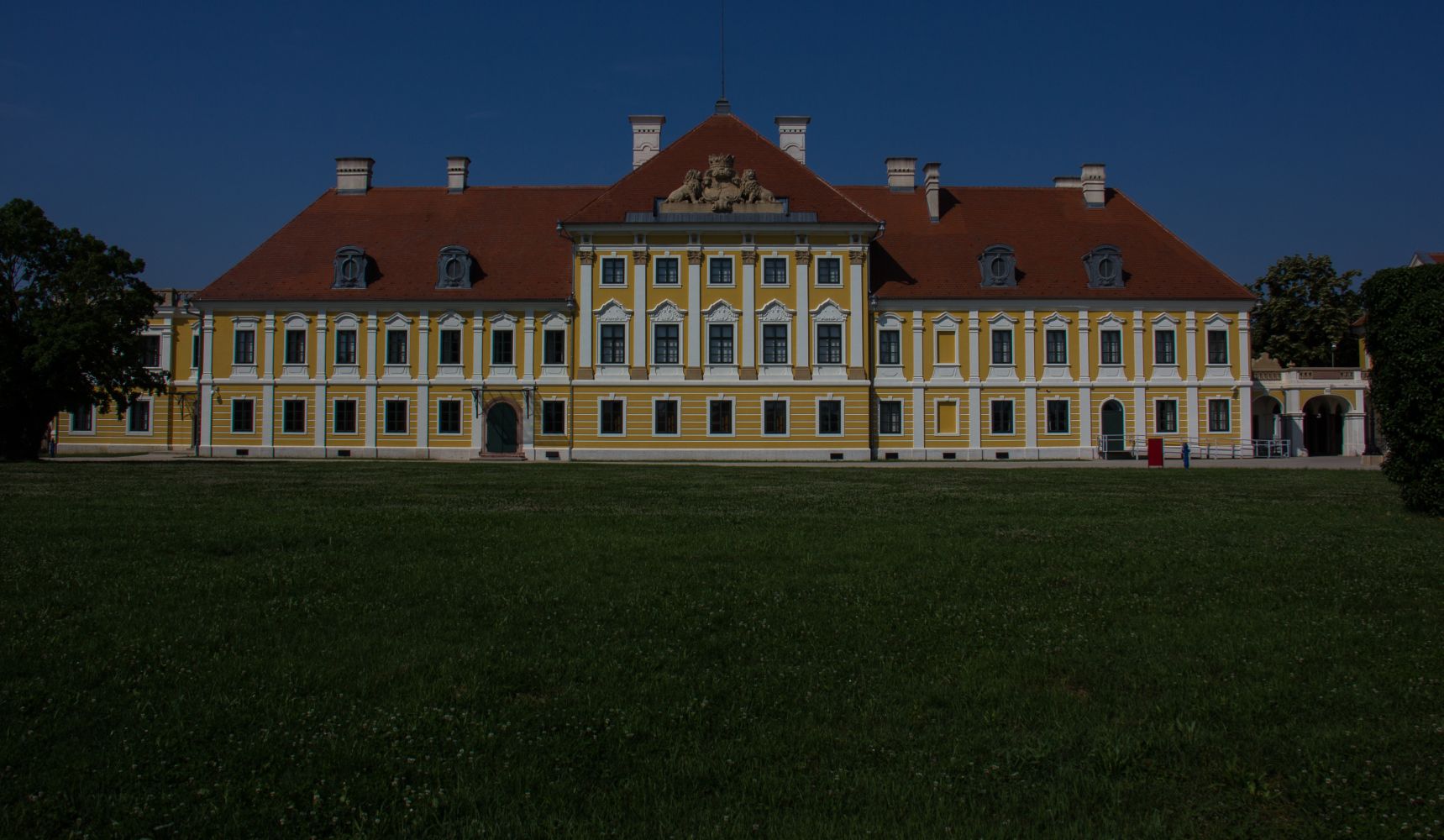 Slika prikazuje dvorac Eltz u Vukovaru.