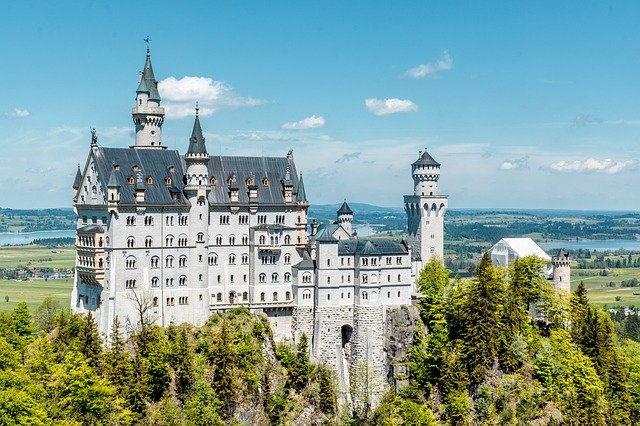 Na slici je prikazan dvorac Neuschwannstein.
