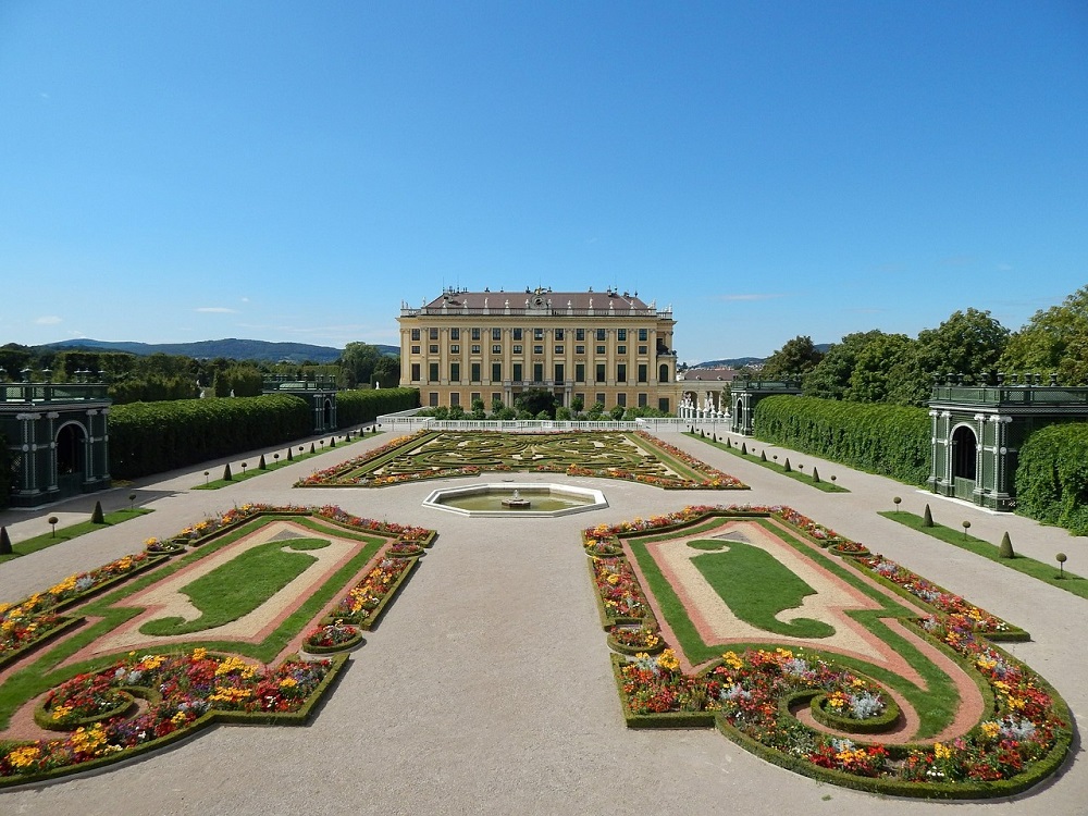 Na slici je prikazan dvorac Schönbrunn u Beču.
