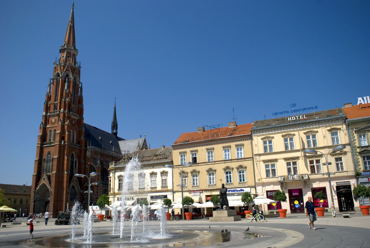 Slika prikazuje Trg Ante Starčevića u Osijeku.