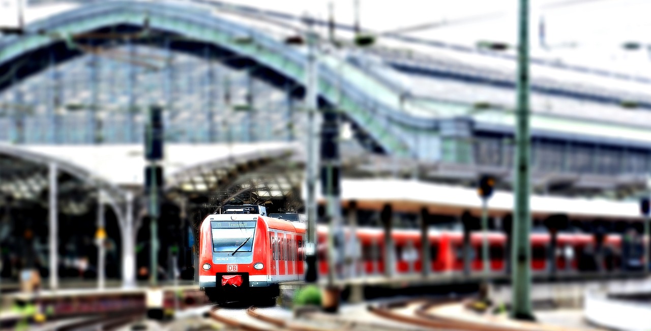 Slikom je prikazan željeznički promet.