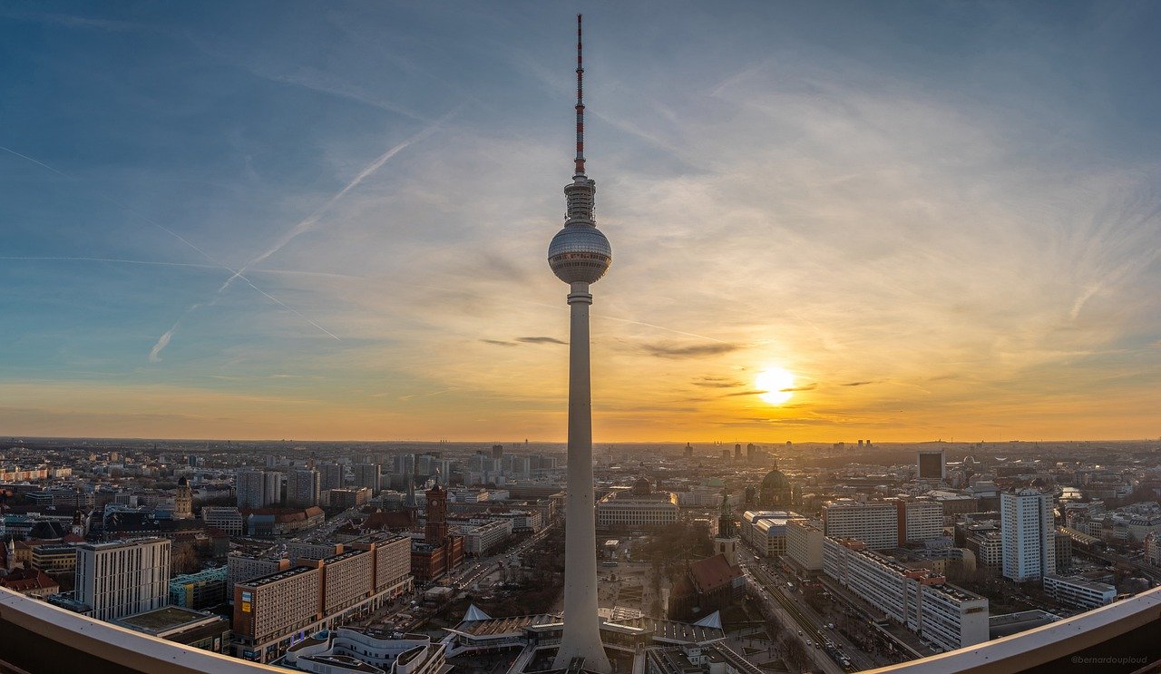 Na slici je prikazan televizijski toranj u Berlinu.