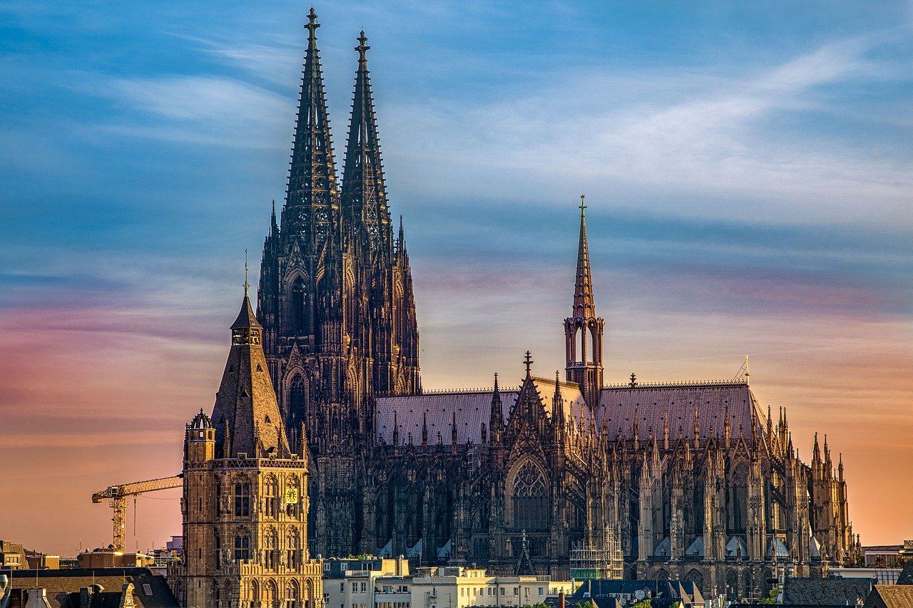 Slika prikazuje katedralu u Kölnu.