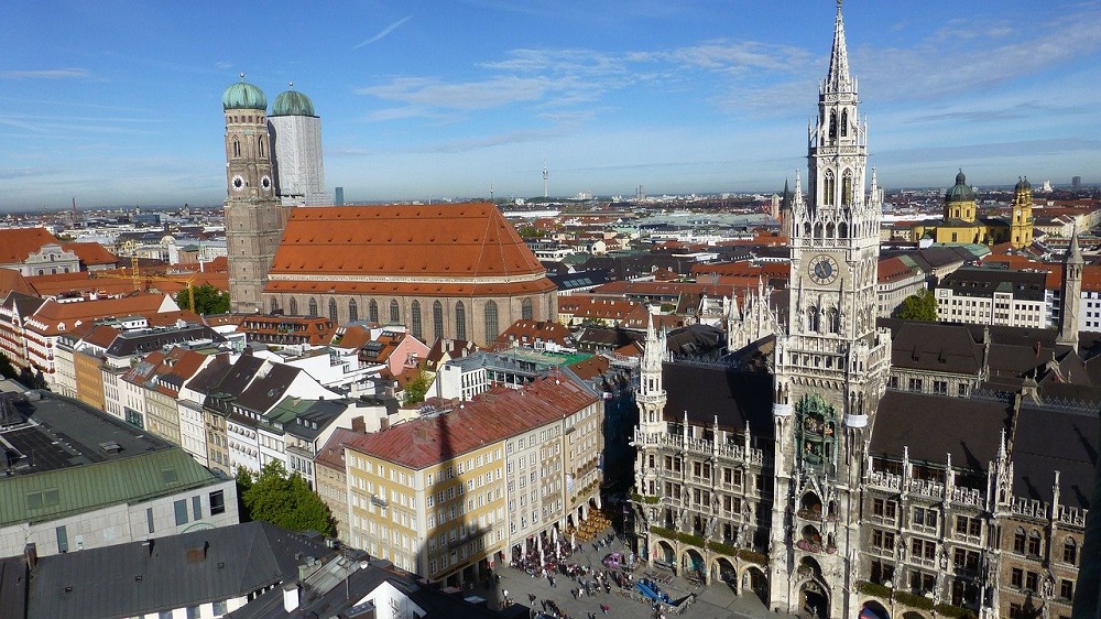 Slika prikazuje trg Marienplatz u Münchenu.