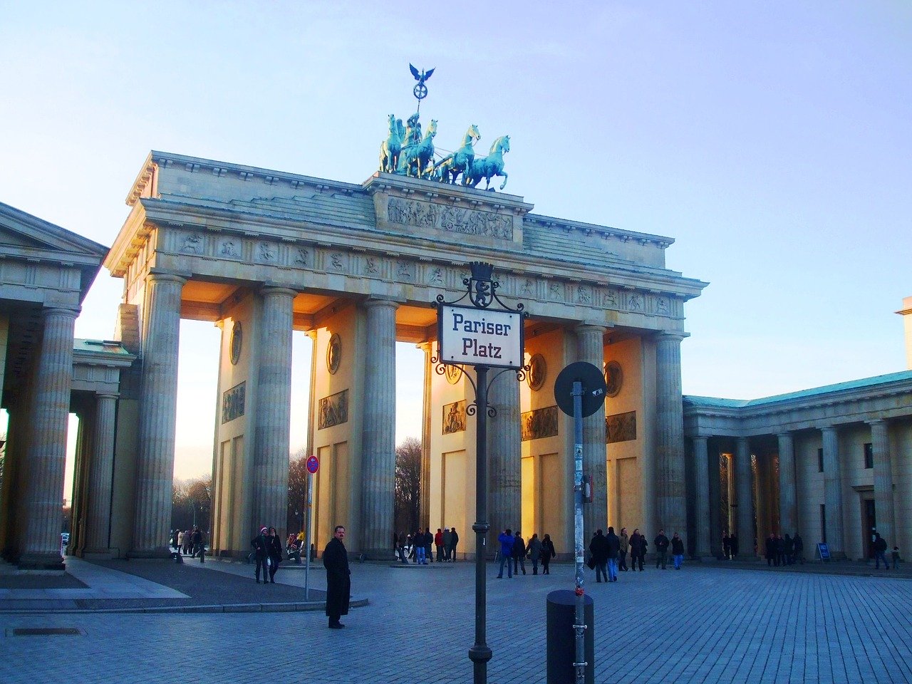 Na slici je prikazan Pariški trg u Berlinu i Brandenburška vrata u pozadini.