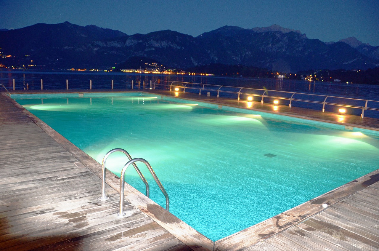 Slikom je prikazan bazen osvijetljen u predvečerje.