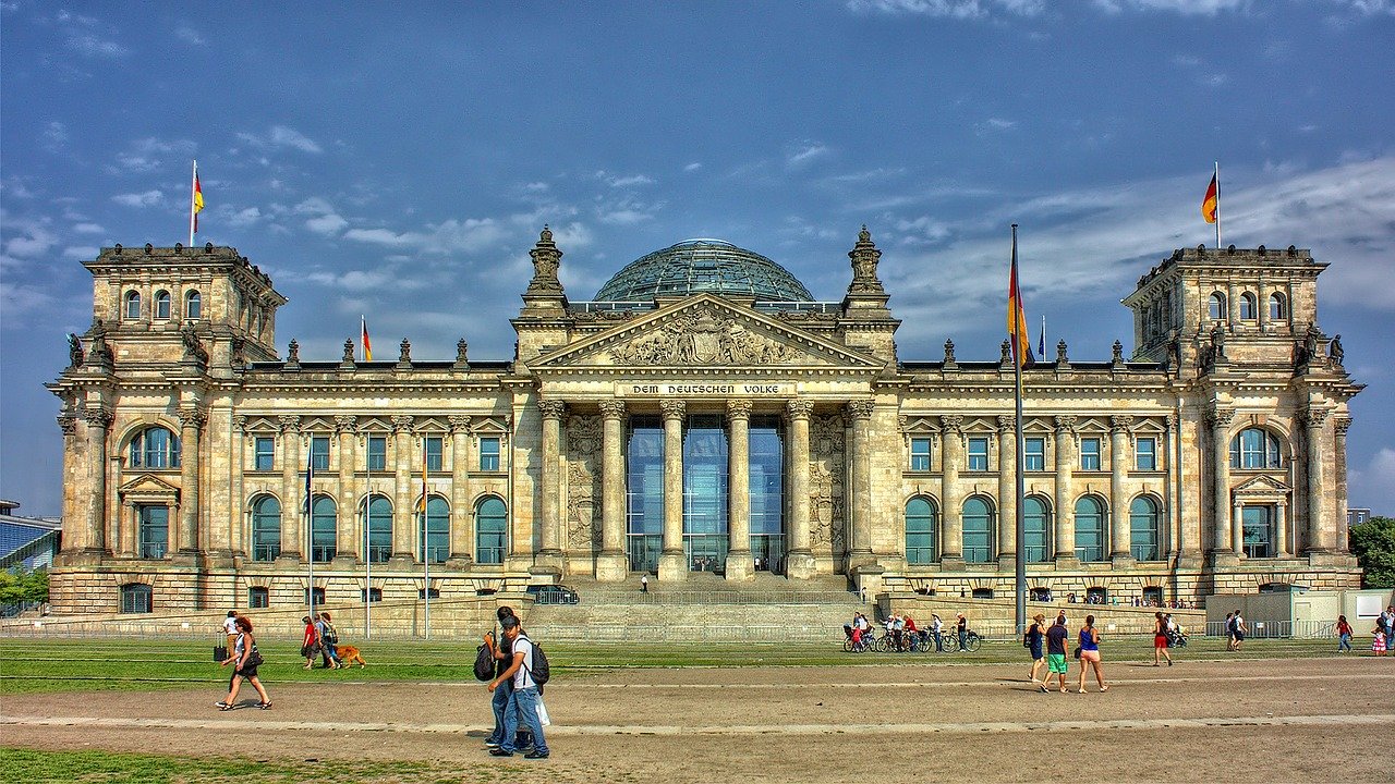 Na slici je prikazan njemački parlament (Reichstag).