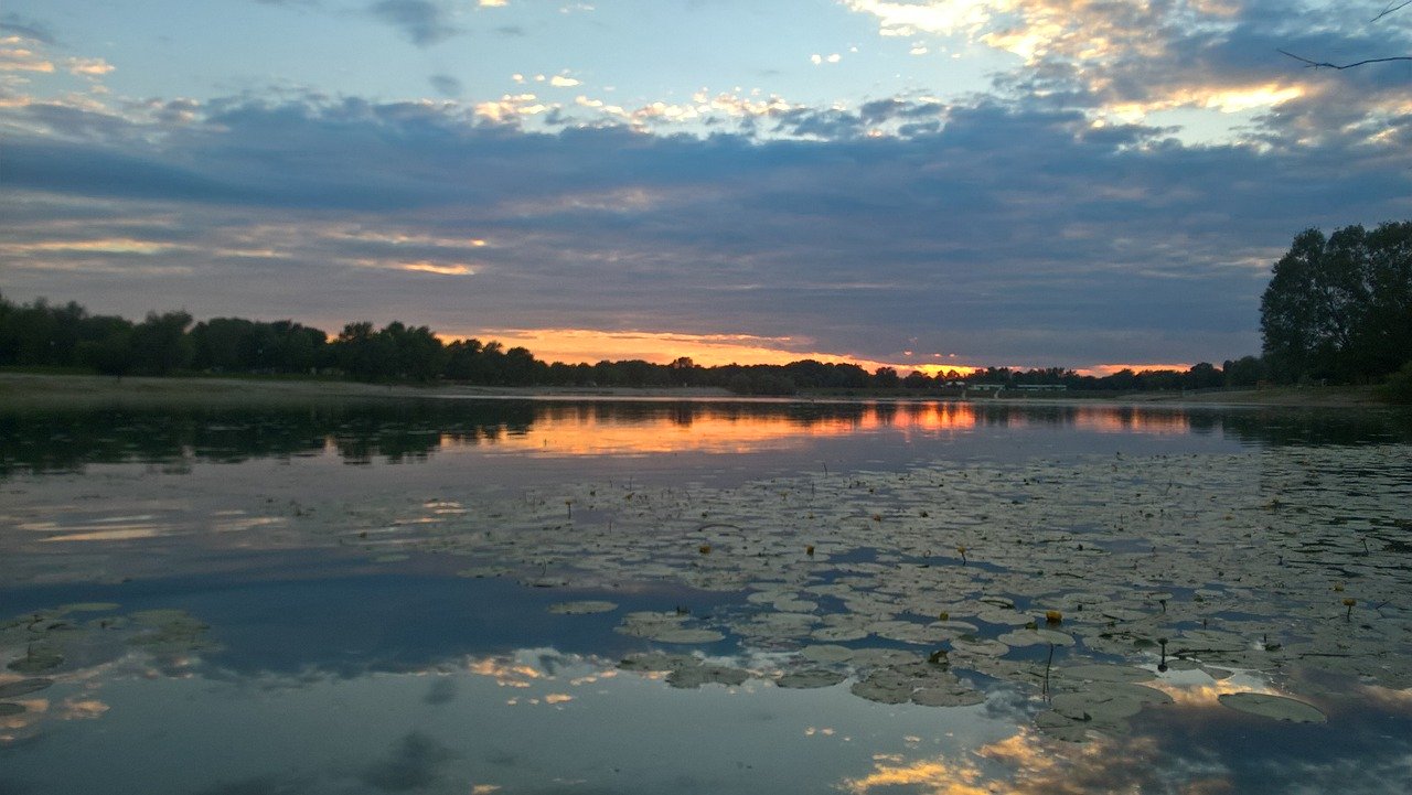 Na slici je prikazano jezero Jarun u Zagrebu.