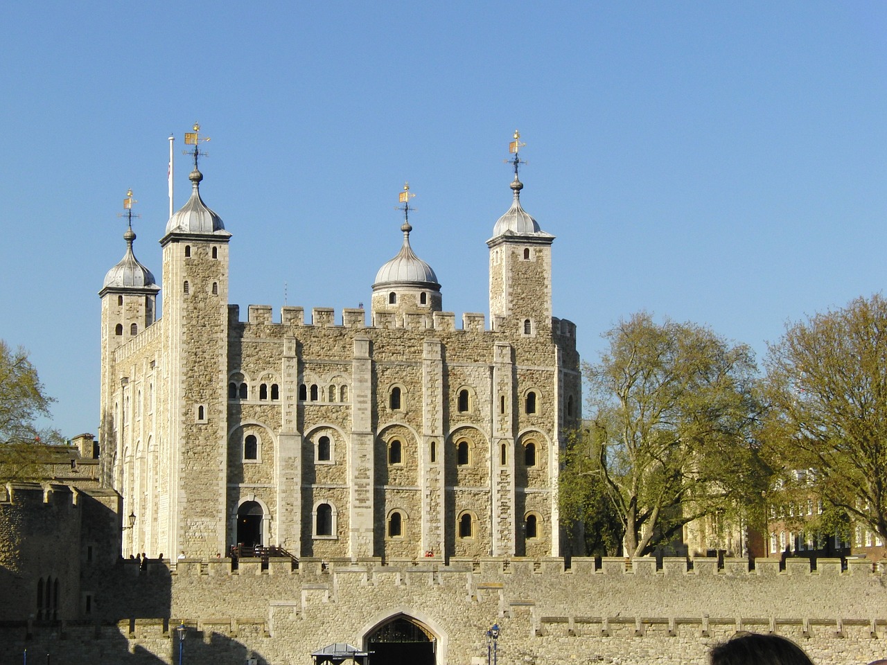 Slika prikazuje londonsku znamenitost Tower of London – londonski toranj.