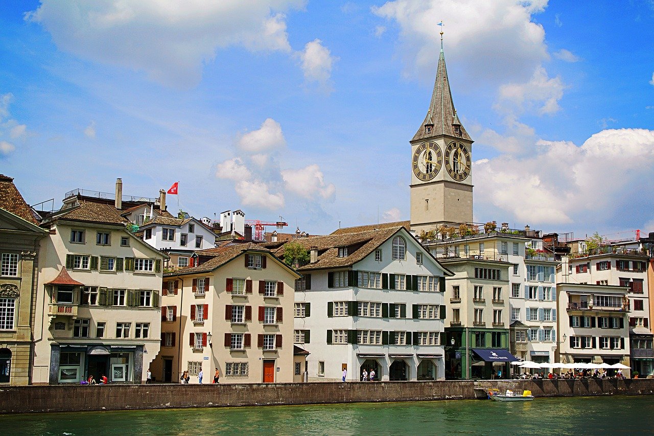 Slika prikazuje stari grad u Zürichu.