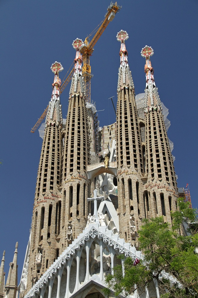 Slika prikazuje katedralu Sagrada Familia u Barceloni.