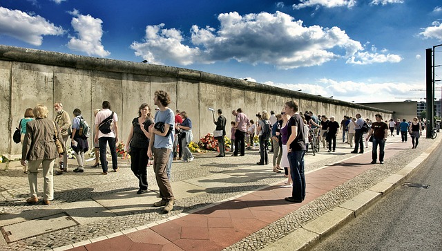 Na slici je prikazan Berlinski zid.