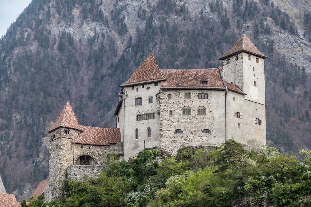 Slika prikazuje utvrdu Gutenberg u Liechtensteinu.