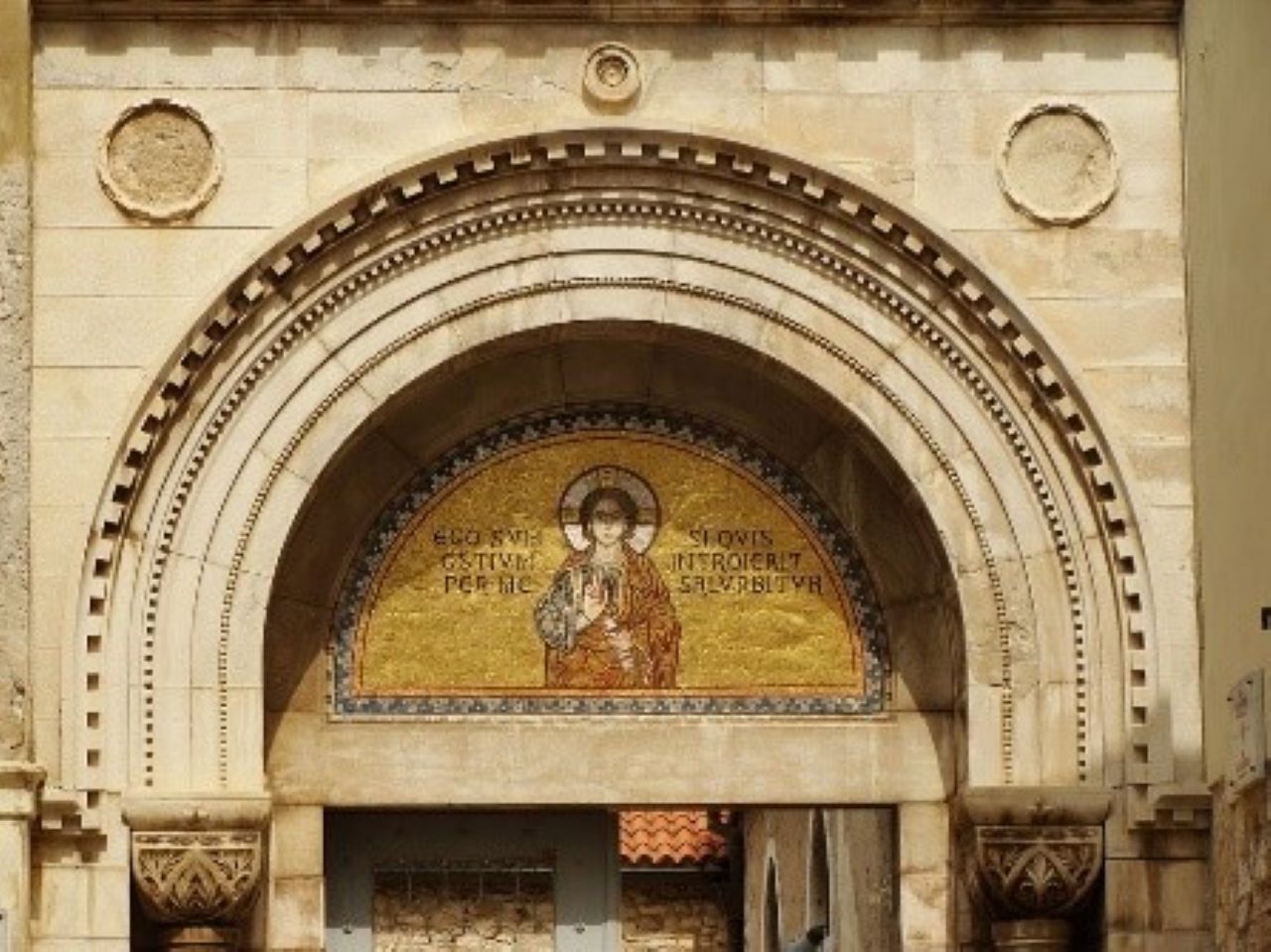 Slika prikazuje Eufrazijevu baziliku u Poreču.