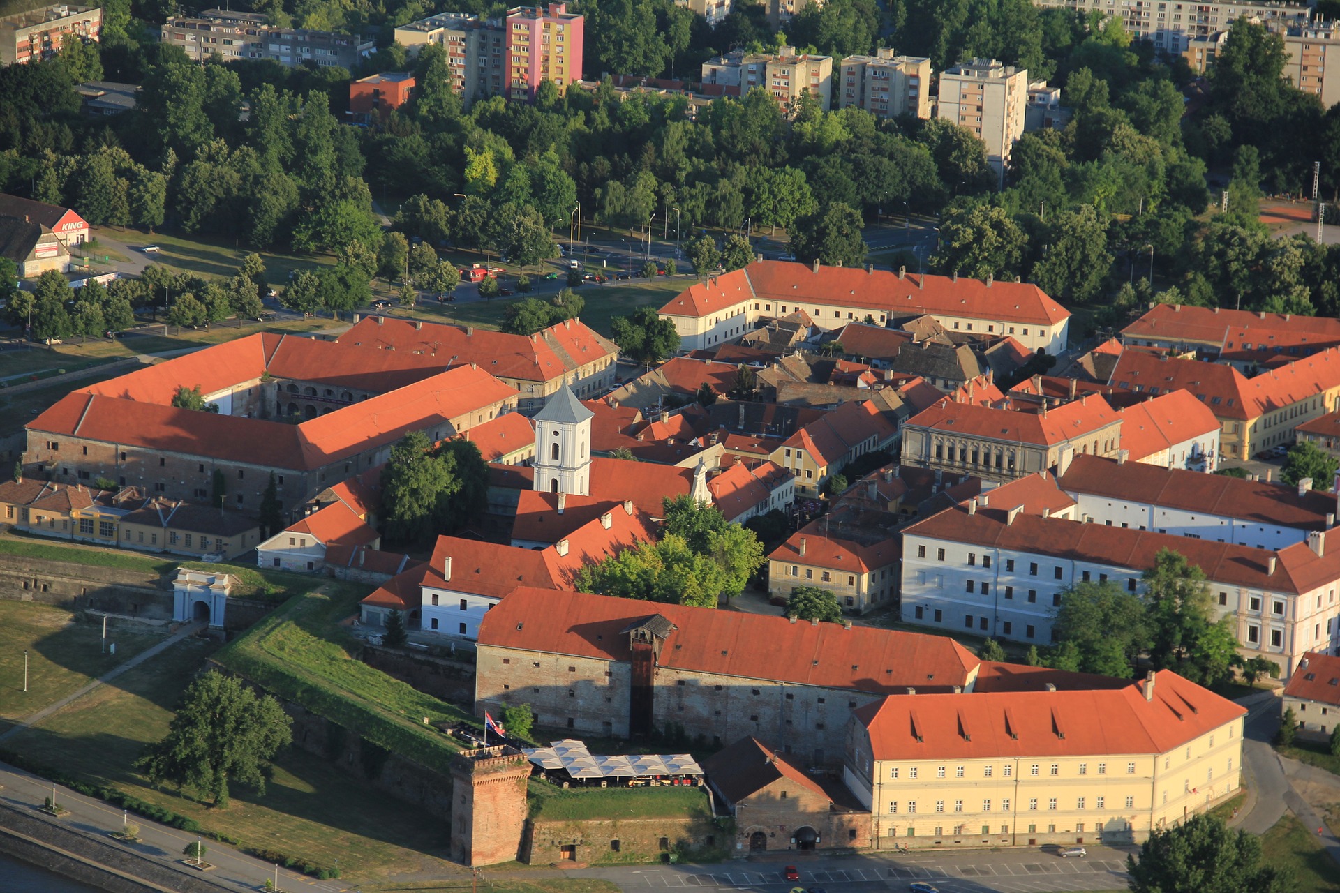 Na slici je prikazana Tvrđa u Osijeku.