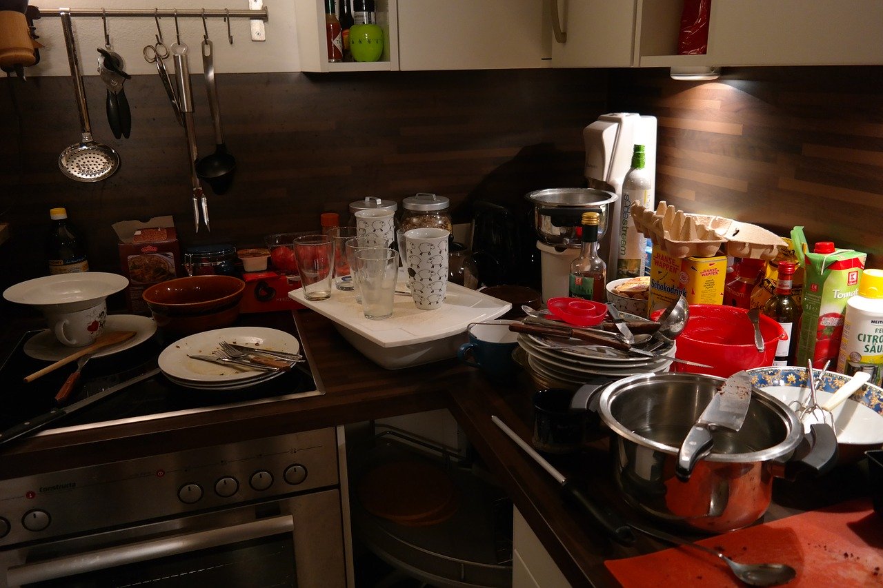 Slikom je prikazana neuredna i nepospremljena kuhinja.