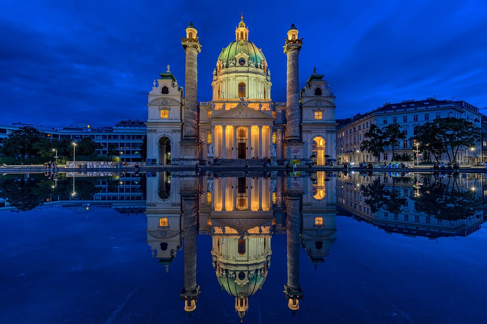 Na slici je prikazana Karlova crkva u Beču.