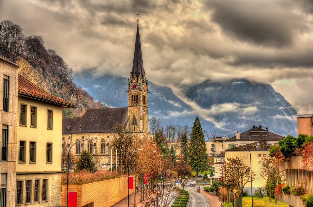 Slika prikazuje katedralu sv. Floriana u Vaduzu.