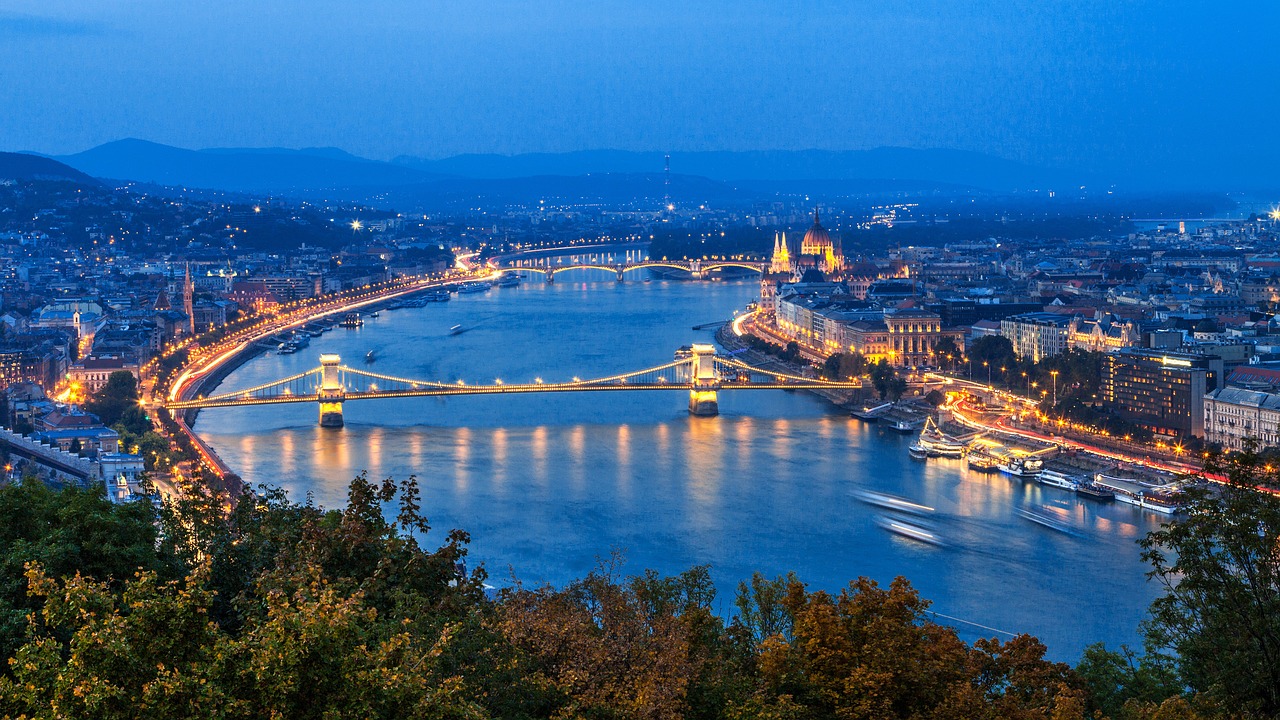 Slika prikazuje most u Budimpešti.