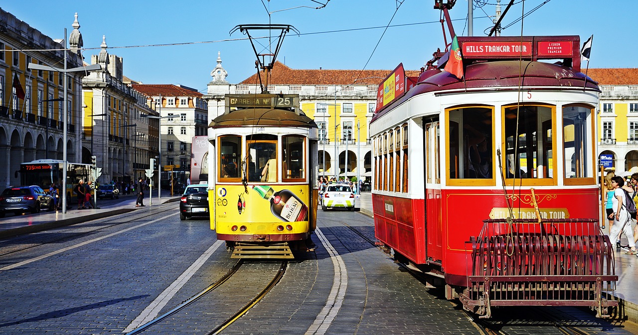 Na slici su prikazani žuti i crveni tramvaj.