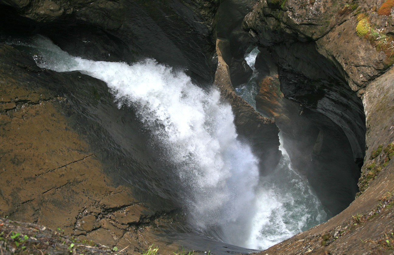 Slika prikazuje vodopad Trümmelbachfälle.