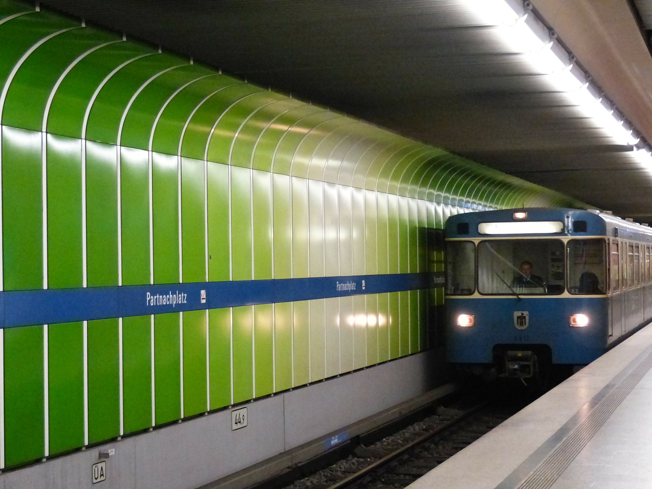 Na slici je prikazana podzemna željeznica.