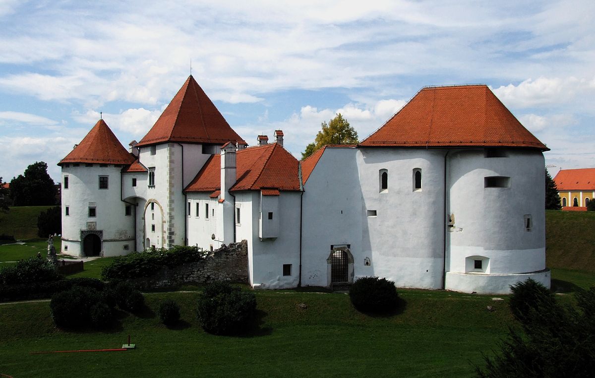 Na slici je prikazana tvrđava u starom gradu Varaždina.