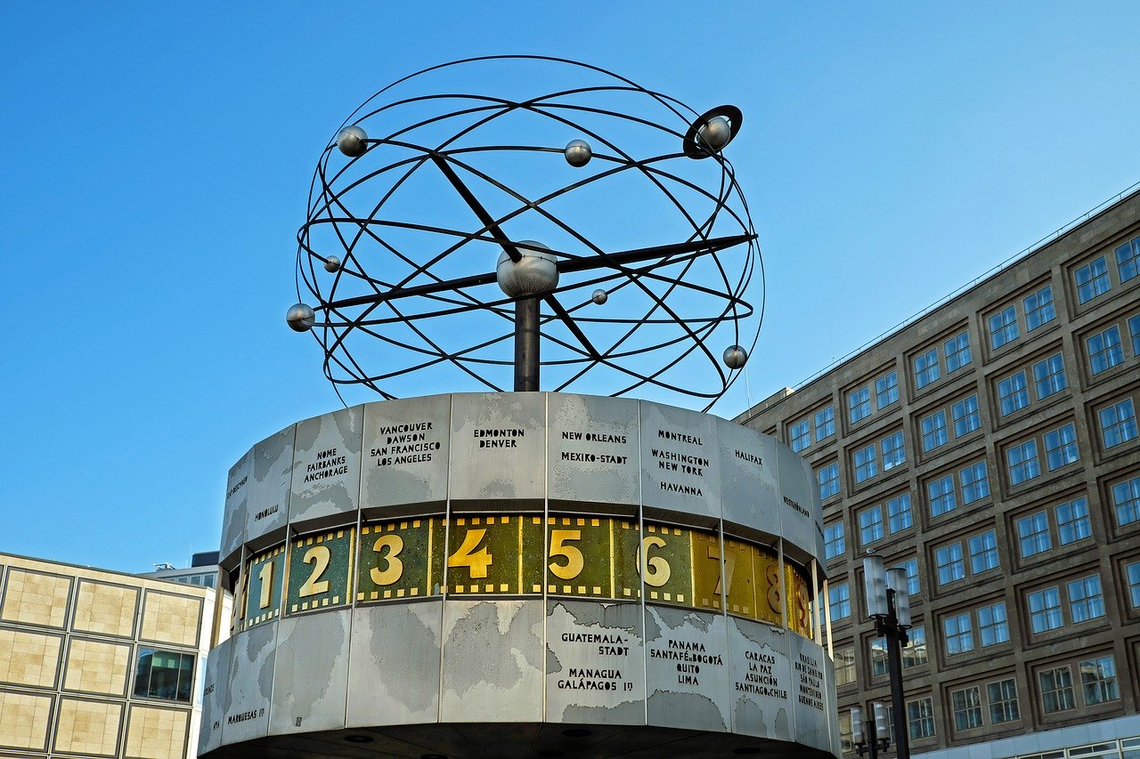 Na slici je prikazan sat (Weltzeituhr), znamenitost Berlina.