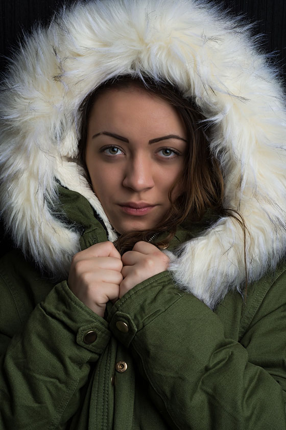 Slikom se prikazuje djevojka u zimskoj jakni.