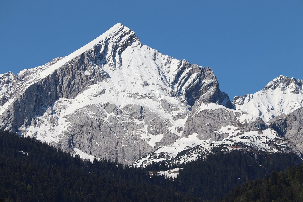 Na slici je prikazan planinski vrh Zugspitze.