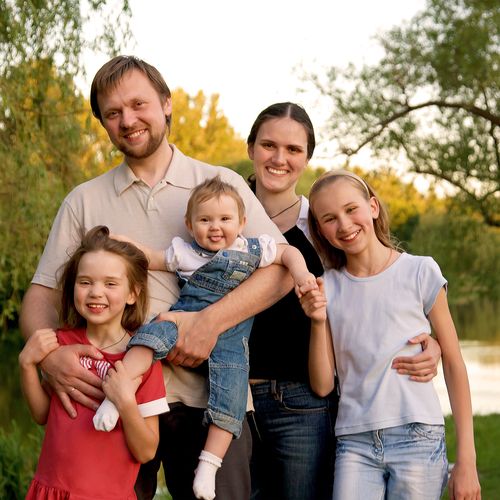 Na slici je prikazana peteročlana obitelj: mama, tata i troje djece.