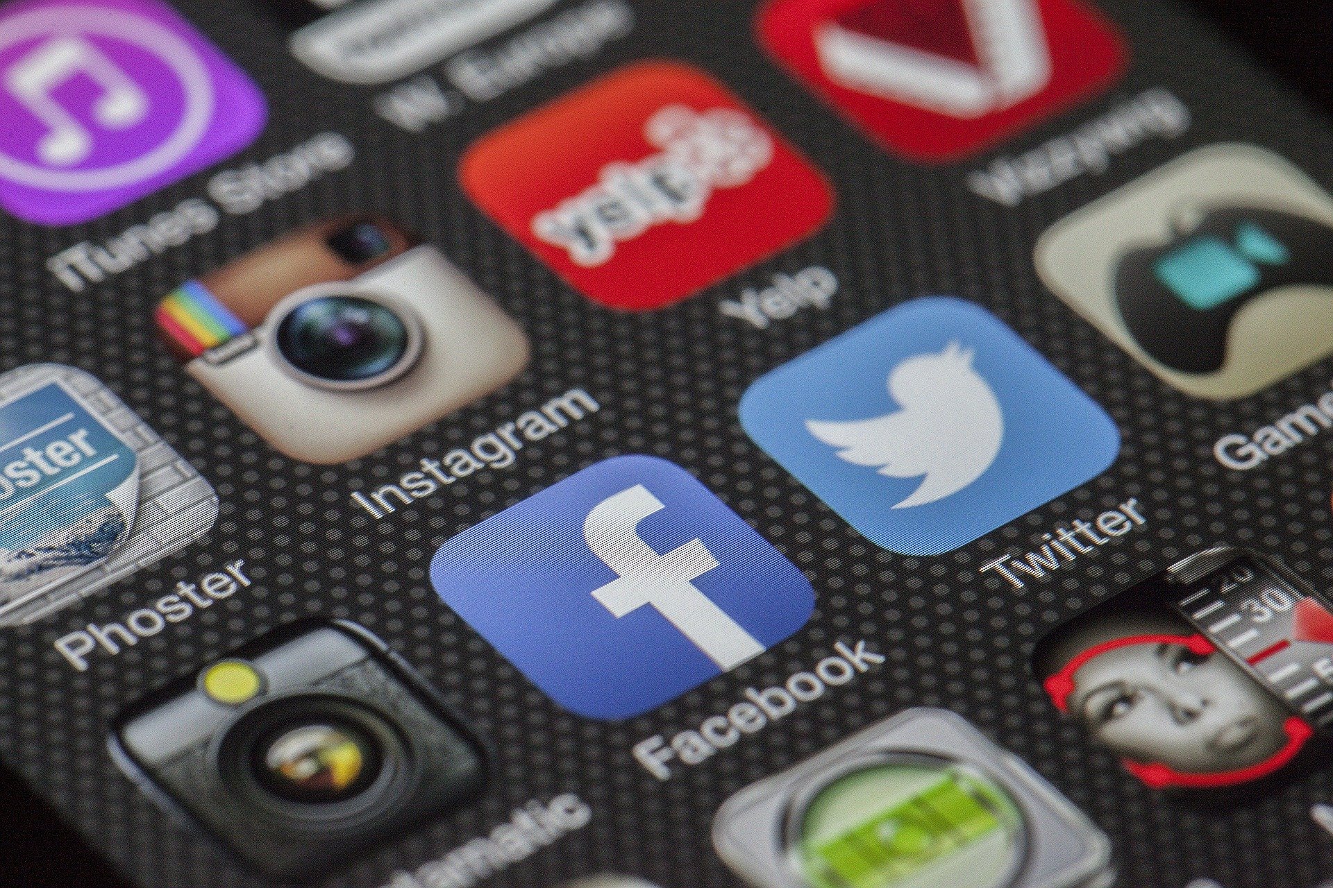 Slika prikazuje ikone aplikacija različitih društvenih mreža na mobitelu.