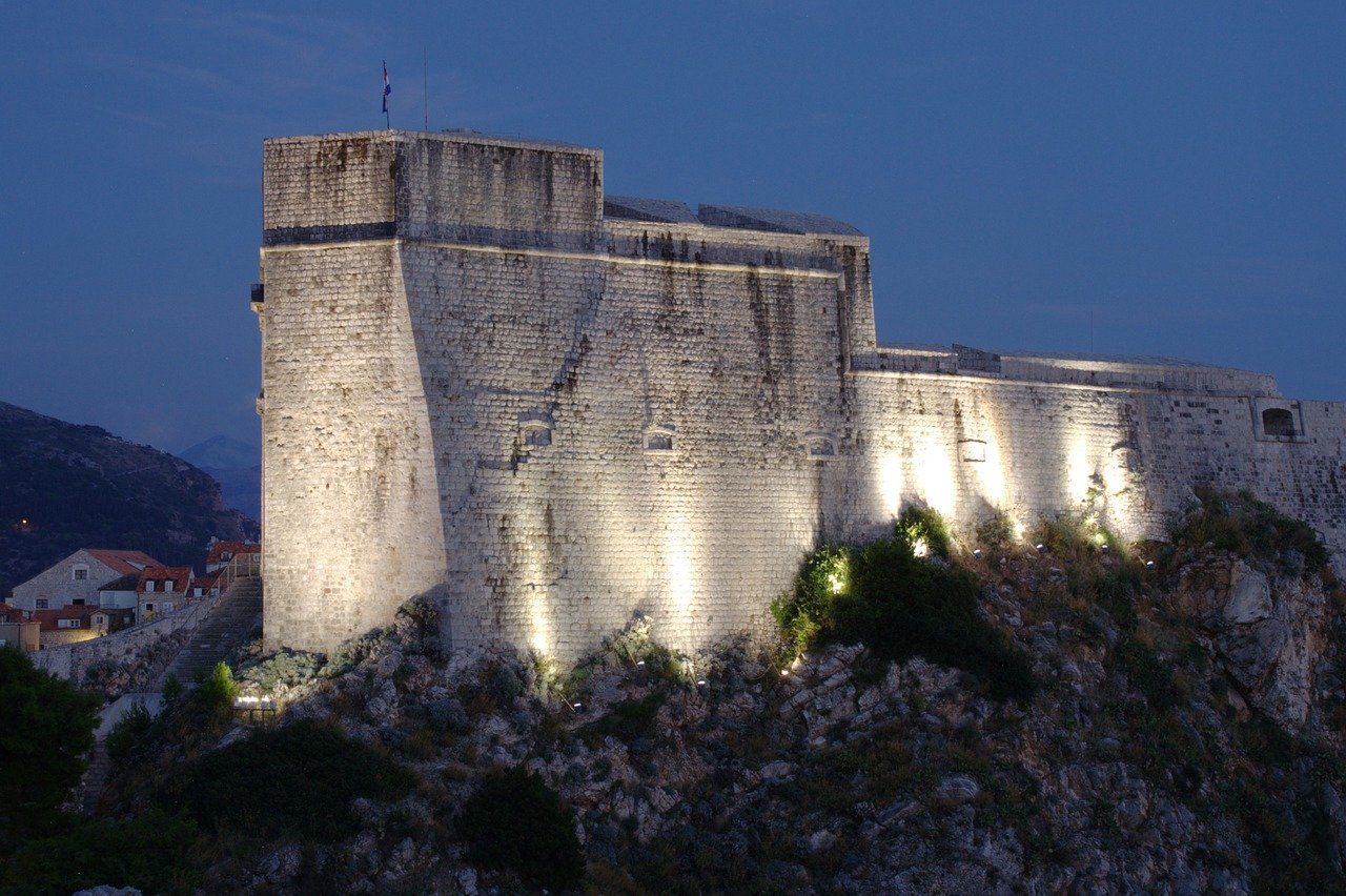 Na slici je prikazana tvrđava Lovrijenac u Dubrovniku.