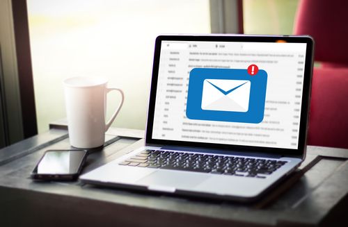 Slika prikazuje laptop na čijem je zaslonu prikazana ikona s bijelom omotnicom, odnosno prikazuje da je osobi stigao e-mail.