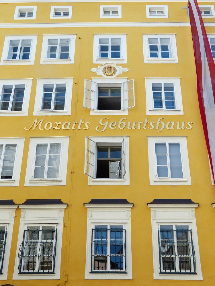 Na slici je prikazana Mozartova rodna kuća.